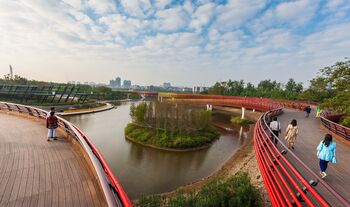 De bruggen in het Yanweizhou Park meanderen speels door het park.