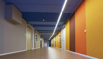 In de gangen zijn scheve lichtlijnen gerealiseerd. Foto: Timo Reisiger