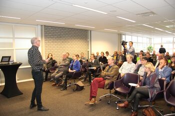 De overhandiging vond plaatst tijdens een bijzondere lunchlezing van het Friese architectuurcentrum Ark Fryslân.