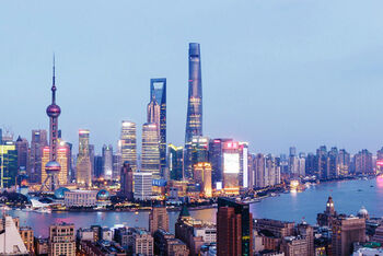 De Shanghai Tower steekt met zijn gebogen gevel duidelijk uit boven de skyline.