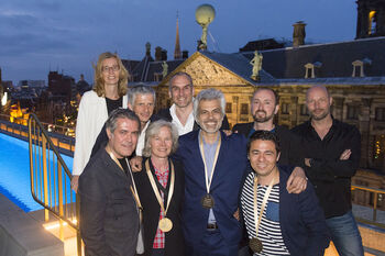 De winnaars van de vak- en de publieksjuryprijs: de Architekten Cie. en de Gemeente Amsterdam samen met Yvonne Franquinet op het dak van W Hotel Amsterdam. Fotograaf: Pepijn Leupen.