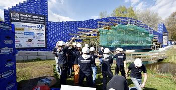 TU/e-studenten bouwen wereldrecord bierkrattenbrug over water