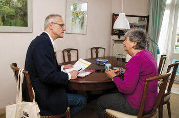 Seniorenmakelaar helpt ouderen verhuizen