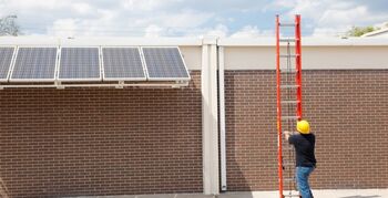 Wie onderhoudt zonnepanelen op schoolgebouwen?