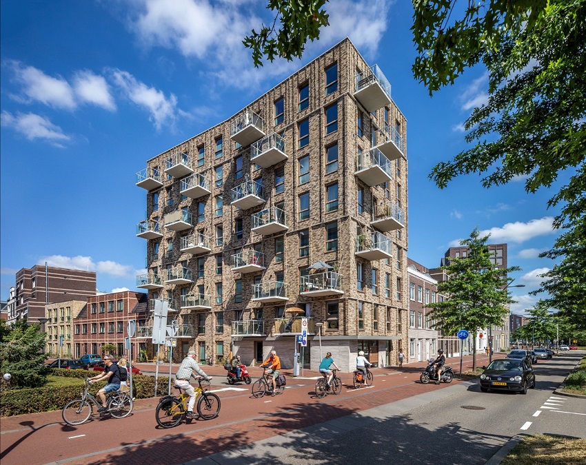 Het geknikte gebouw verbindt de oude smalle straatjes, het stadscentrum en de grote gebouwen aan de rand van de wijk. Foto: Thijs Wolzak