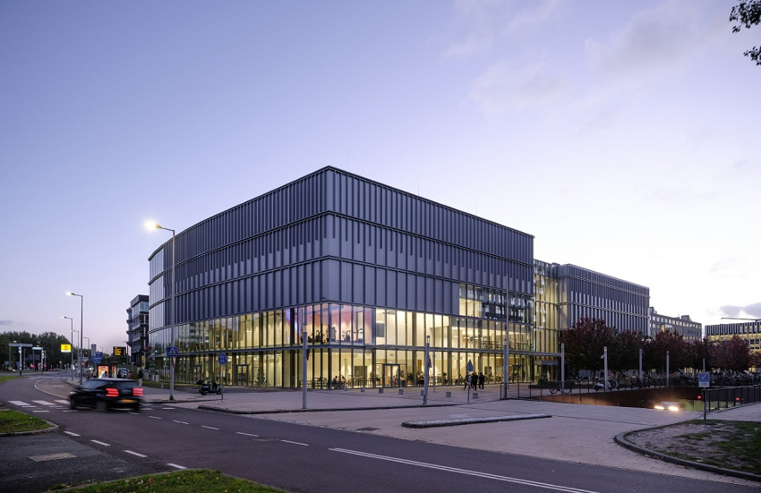 Het door VenhoevenCS architecture+urbanism ontworpen sportcomplex op de Erasmus Universiteit Rotterdam (www.venhoevencs.nl). Foto: Ossip van Duivenbode 