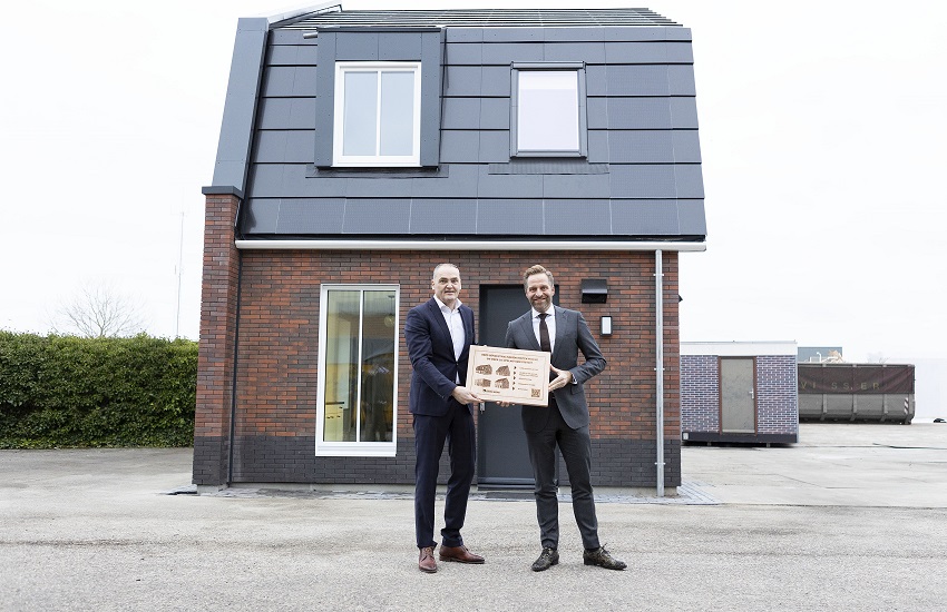 Minister Hugo de Jonge (rechts) met Biense Dijkstra bij de nieuwe houten woning op het terrein van Dijkstra Draisma in Dokkum. Fotograaf: IMAZZO.