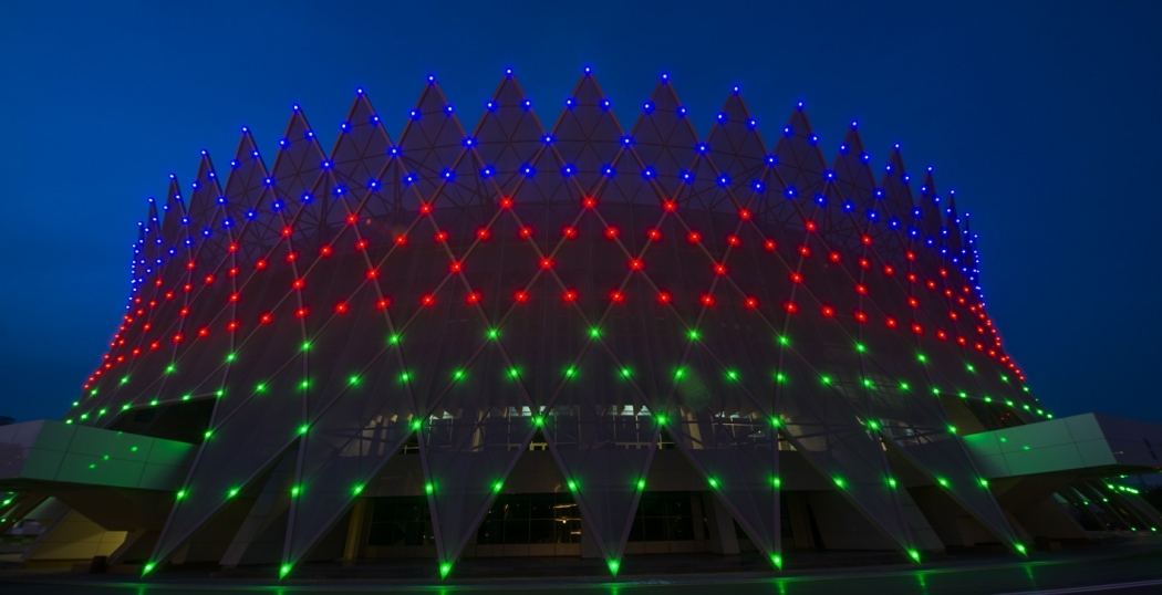 Kroon van bewegende diamanten als gevelverlichting in Azerbeidzjan