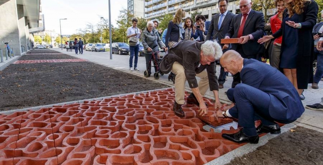 Nieuwe Rain(a)way watertegel houdt stedelijk gebied droog