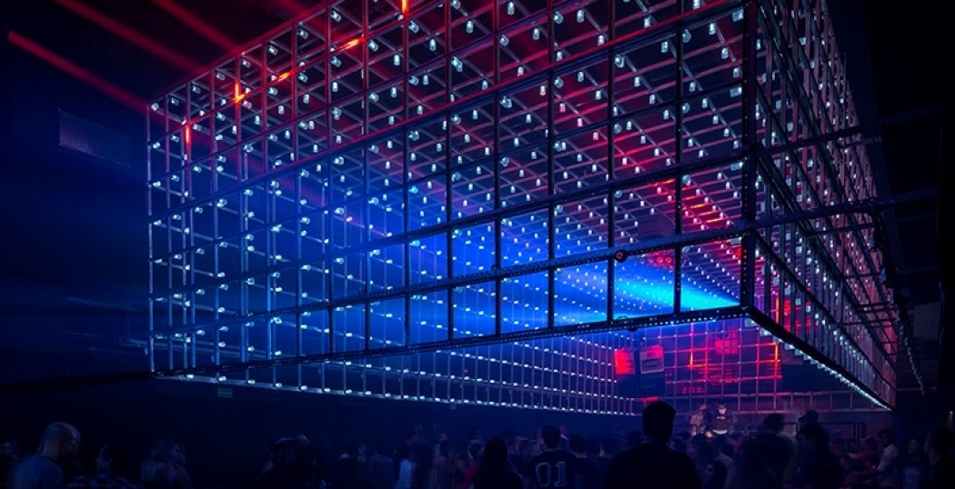 Interactieve lichtinstallatie in getransformeerde discotheek