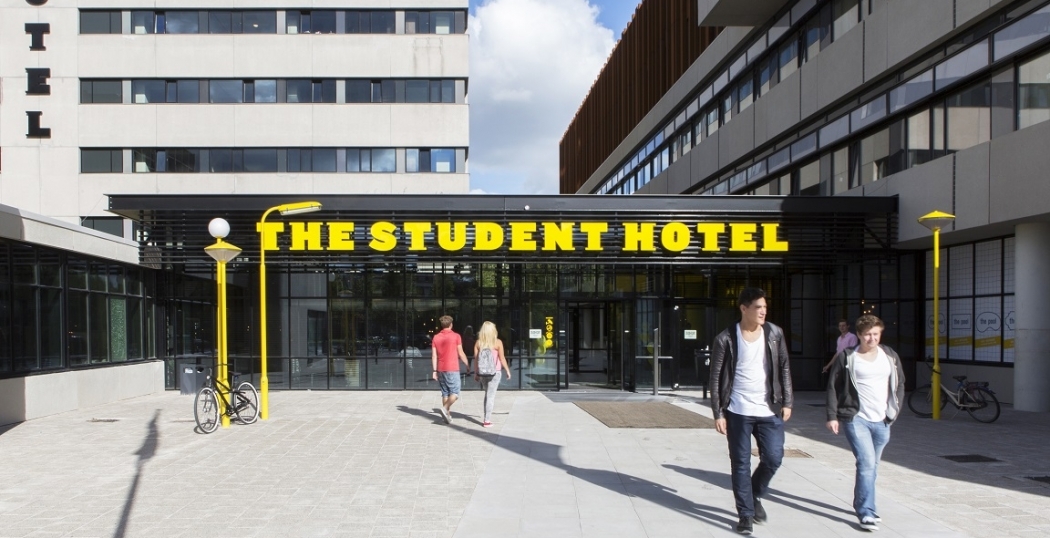 Amsterdam Energie bouwt zonneweide op dak Student Hotel