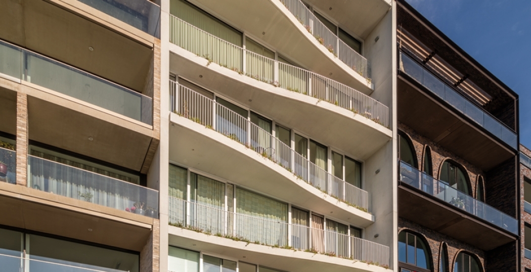 Golvende prefab gevel voor Lofts aan de Amstel