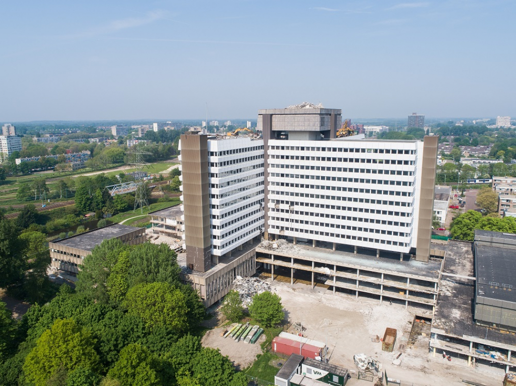 Hoogste punt kantoortorens CBS-gebouw Voorburg duurzaam ontmanteld