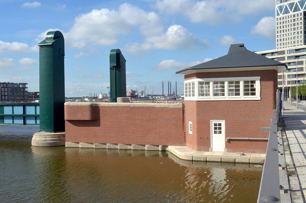 Historische Gevlebrug in Amsterdam herbouwd