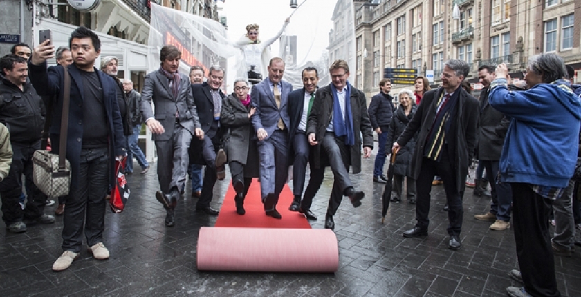 Opening Damrak: Amsterdam rolt rode loper uit