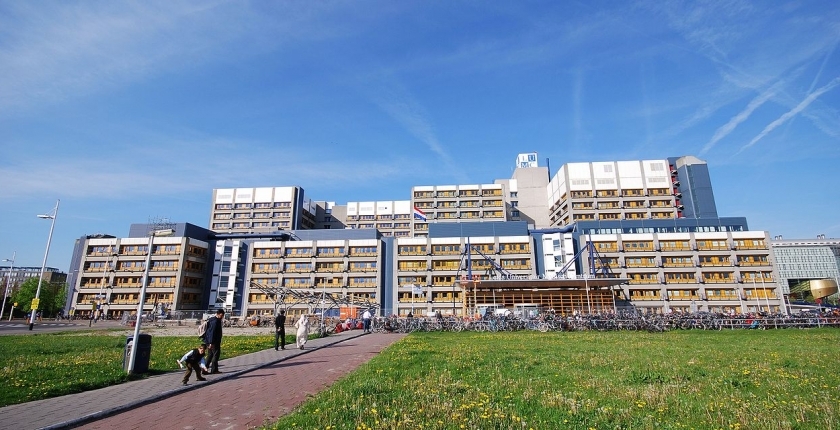 Gaanderij verbindt parkeergarage en entree van LUMC