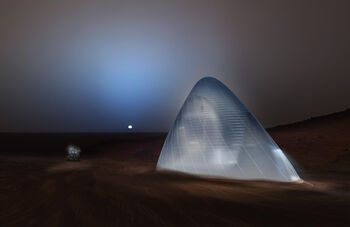 's Nachts verandert de Ice House door de 3D-geprinte ijslaag in een gloeiende baken. Credits: CloudsAO / SEArch