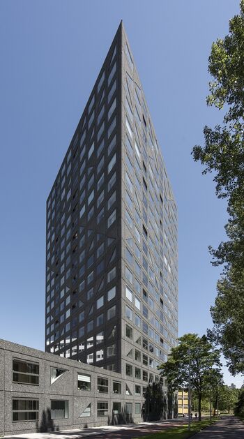 Nieuwbouw exCasa400 in Amsterdam. Een driehoekige woontoren met aluminium raamkozijnen van Alcoa Architectuursystemen uit Harderwijk.