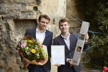 Booy Rodermond en Jorrit Hijl van winnaar SPARK Talent met de oorkonde Lighthouse Award 2016 en kunstwerk van Marijke de Goey.