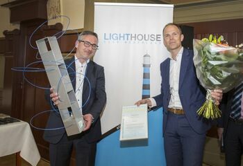 Randy Riteco van winnaar Cubicco en Bas Moens van assemblagepartner Aan de Stegge Roosendaal, die Cubicco voordroeg voor de Lighthouse Award 2017.