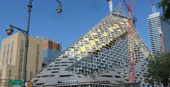 Driehoekige wolkenkrabber in beeld gebracht door drone