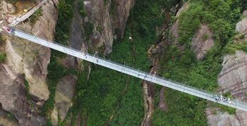 Glazen brug op 180 meter hoogte in China geopend