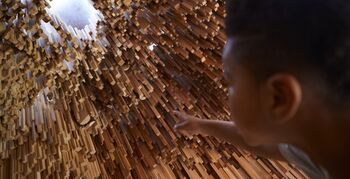 Kunstwerk van meer dan 10.000 houtstalen in Bristol