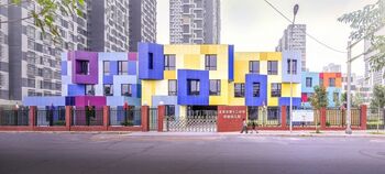Kleurrijke blokkenschool leukt grauw Beijing op