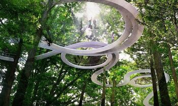 In dit park kun je trampolinespringen in de boomtoppen