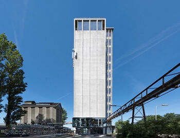 De grijze silo in Deventer is omgebouwd tot een kantoor