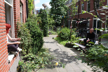 Gevelbankje nodigt uit om een praatje te maken