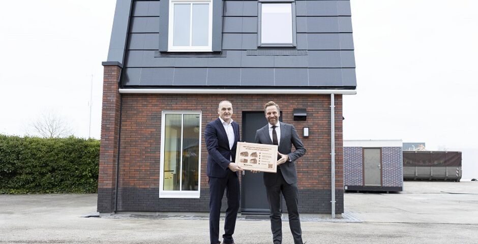 Minister Hugo de Jonge (rechts) met Biense Dijkstra bij de nieuwe houten woning op het terrein van Dijkstra Draisma in Dokkum. Fotograaf: IMAZZO.
