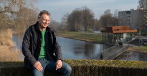 Frank Meijer bij de Stadswalzone in 's-Hertogenbosch, een van de vele projecten waarbij de landschapsarchitect betrokken is geweest. © Ilse Wolf