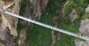 Glazen brug op 180 meter hoogte in China geopend