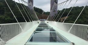 's Werelds langste en hoogste glazen brug krijgt schommels