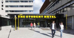 Amsterdam Energie bouwt zonneweide op dak Student Hotel
