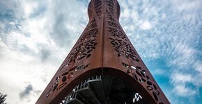 Markante uitkijktoren van cortenstaal is landmark in Hengelo